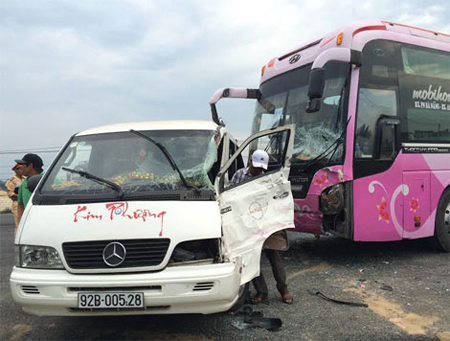 Hậu quả, tài xế Cường và 7 hành khách đi xe này đều bị thương. Trên xe đa số là phụ nữ và trẻ em.